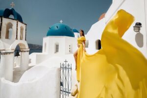1-Hour Private Santorini Flying Dress Photoshoot - Picking Your Flying Dress: Plain Is Included, Glitter and Cloud Cost Extra