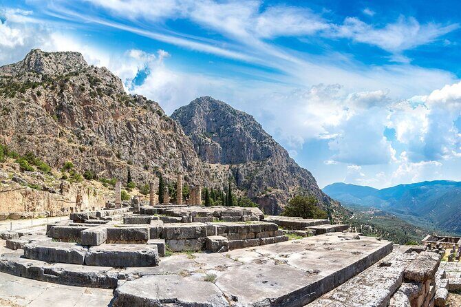 2-Day Delphi Meteora Tour From Athens - The drive to Kalambaka: Central Greece towns and a long but planned transition