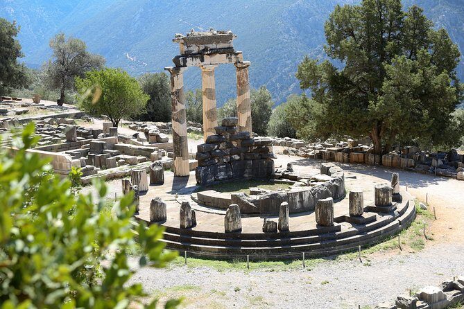 2 Days Private Tour: Delphi & Meteora - Driver vs licensed guide: what you’re paying for (and what you might add)