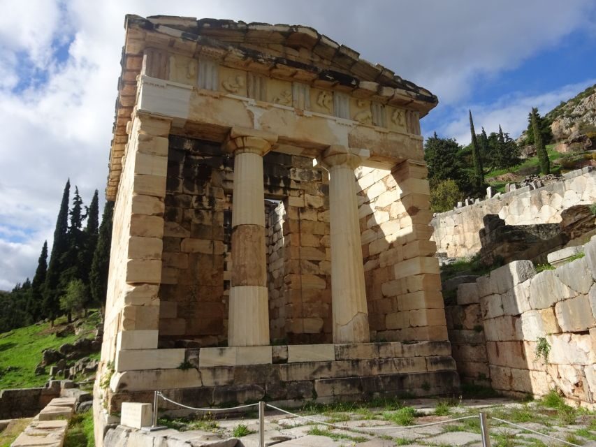 2Day Delphi&Meteora with Official guide,tickets,hotel pickup - Delphi archaeological site and the Temple of Apollo: see the big names without the museum time