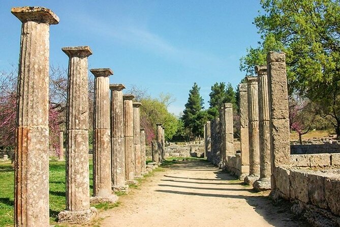 3 days Spanish guided tour in Epidaurus, Mycenae, Olympia, Delphi - Day one: Corinth Canal, Mycenae, and the theater at Epidaurus