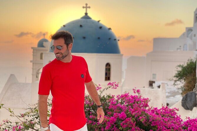 4 hrs PRIVATE island tour and photos, Oia and Blue domes - Oia’s narrow streets and the twin blue domes photo session
