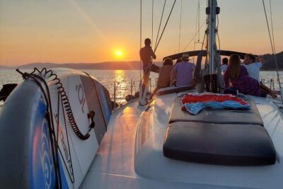 6 Hours Tour to Delos and Rhenia Islands with Sailing Yacht - Rhenia: two and a half hours for swimming and lunch