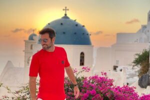6hr PRIVATE Santorini Tour, All Must-see Places plus photos. - Oia’s Twin-Dome Streets: Photo Access and the First Big Session