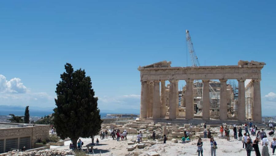 Acropolis and Parthenon: Guided Tour in Italian with Skip-the-Line Ticket - The guide in Italian: what you gain (and who should book)