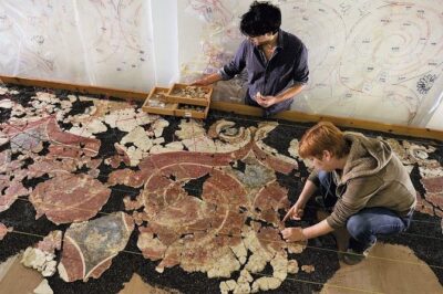 Akrotiri Family Treasure Hunt ,kid friendly Archeology Adventure - Walking the main street of a town frozen in time