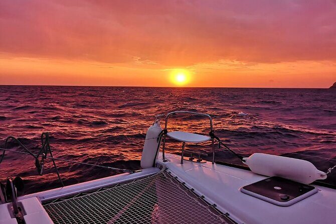 ALL-INCLUSIVE: Santorini Caldera Cruise with Greek Meal & Drinks - Sunset approach to Ammoudi Bay: the payoff sailing moment