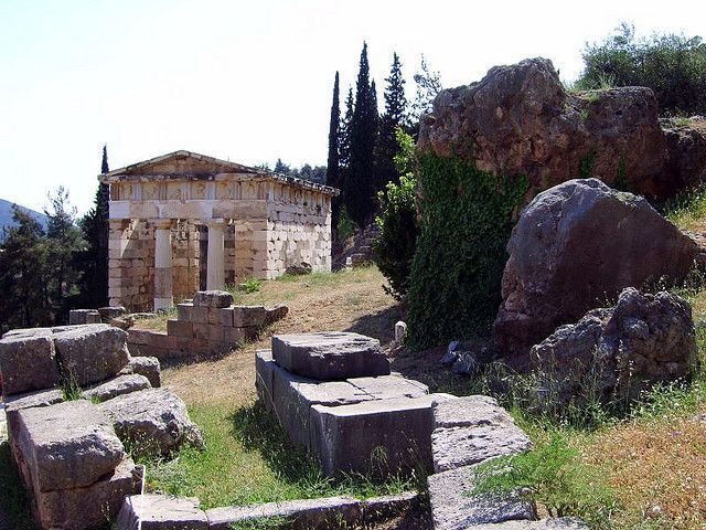 Ancient Delphi Full-Day Tour from Athens - Arachova: carpets, crafts, wine-and-cheese vibes