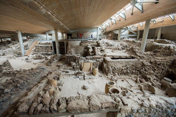 Archaeological Bus Tour To Akrotiri Excavations & Red Beach - Akrotiri Excavations: the big moment (and why the guide matters)
