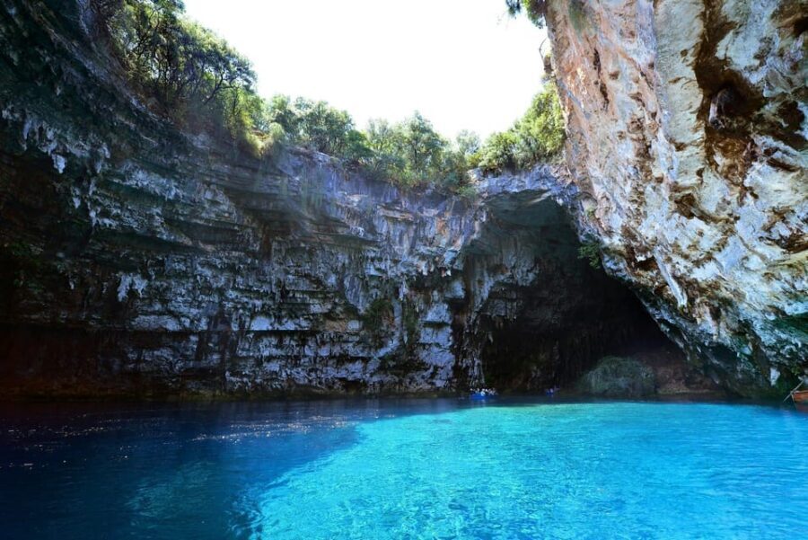 Argostoli: Melissani & Drogarati Cave Tour with Wine Tasting - Who this Kefalonia caves and wine tour is best for