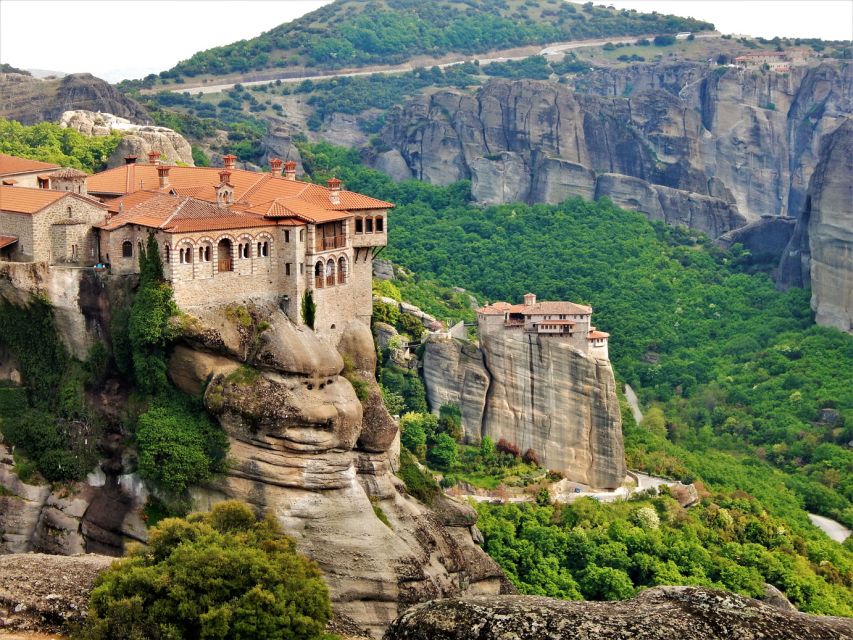 Athens: 2-Day Meteora Tour in Spanish with Guide & Hotel - The Athens to Kalabaka ride