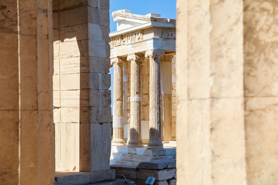 Athens: Acropolis Guided Tour and Old Town Food Tasting - Key points at a glance