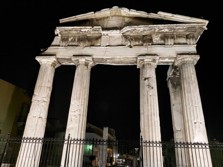 Athens: City Highlights Nighttime Walking Tour in Spanish - Academic Athens: National Gardens, University, and the Academy at Night