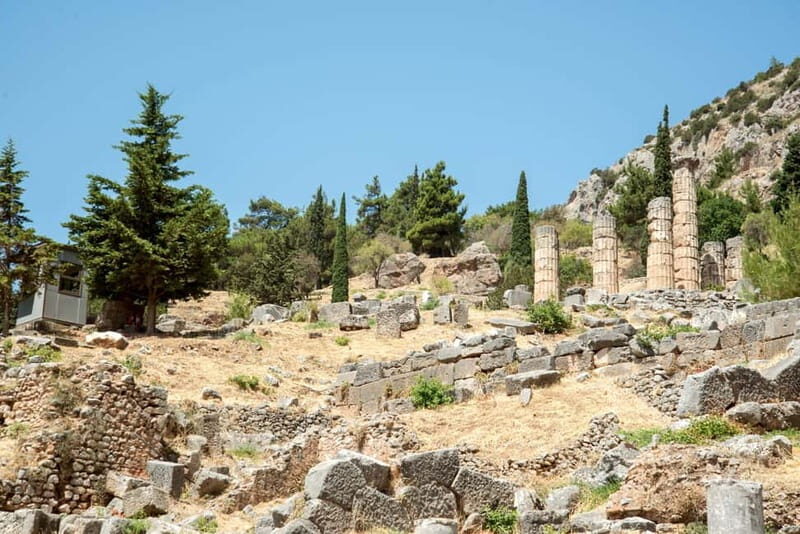 Athens: Delphi and Arachova Day Trip with Guide - Levadia break: stretch, coffee, and reset