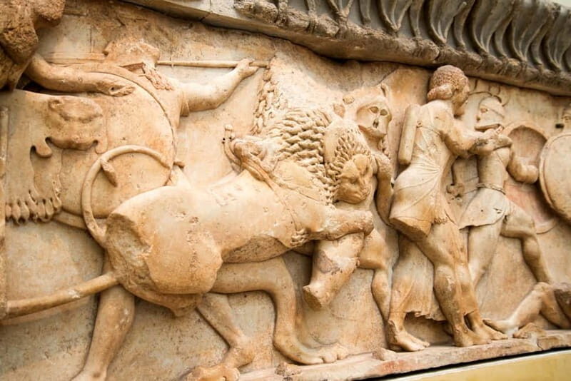 Athens: Delphi and Arachova Day Trip with Guide - Arachova: colorful carpets and a 5-minute photo window