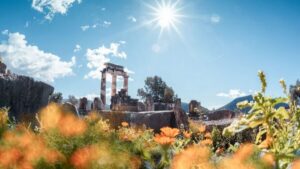 Athens: Delphi, Corycian Cave, and 300 Battlefield Day Trip - Arachova break: a ski-town photo stop with a human pace
