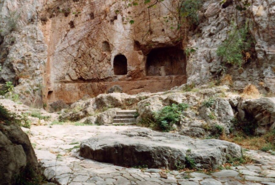 Athens: Delphi, Corycian Cave, and 300 Battlefield Day Trip - Delphi museum and sacred ground: Apollo, Python, and the holy spring