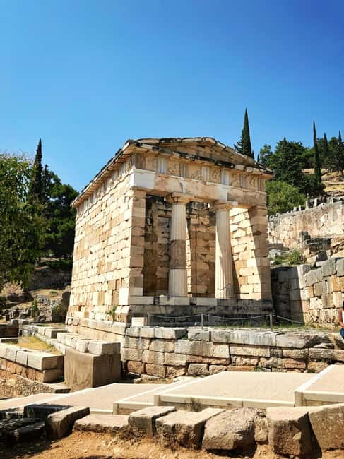 Athens: Full Day Trip Delphi and Arachova - Arachova, mountain scenery, and the return route
