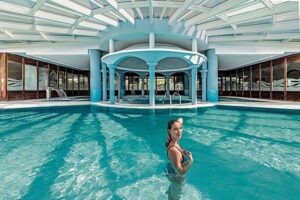 Athens: Lichadonisia Islets Day Tour with Boat & Thermal Spa Pool - The early bus ride to Kamena Vourla: a calm start