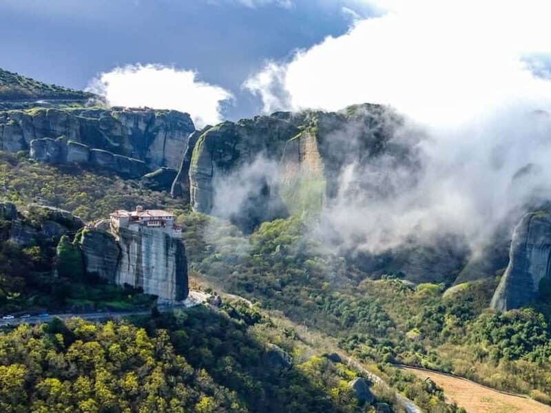 Athens: Meteora Day Trip in Spanish with Live Guide & Lunch - Kalabaka arrival: where the real Meteora day begins