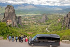 Athens: Meteora Monasteries, Caves & Coastal Stopovers with Lunch - Kamena Vourla and Kastraki: where the day breaks so you don’t crack