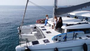 Athens: Riviera Catamaran Tour with Fresh Meal and Drinks - Sailing the Athens Riviera from Alimos: Deck Time with Drinks