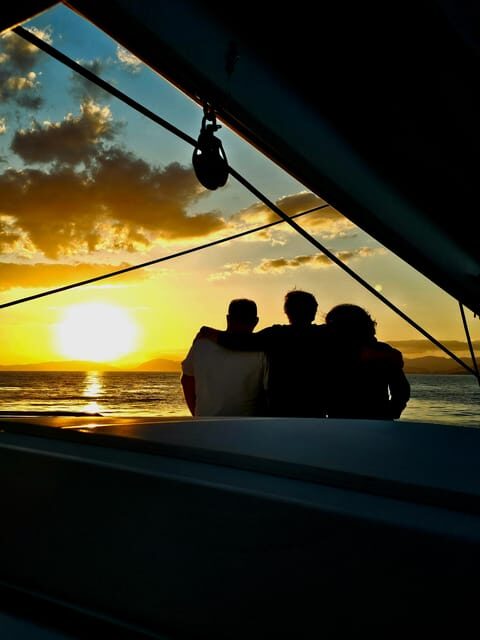 Athens: Riviera Catamaran Tour with Fresh Meal and Drinks - Lunch Aboard: Why the 7-Dish Meal Feels Like the Main Event