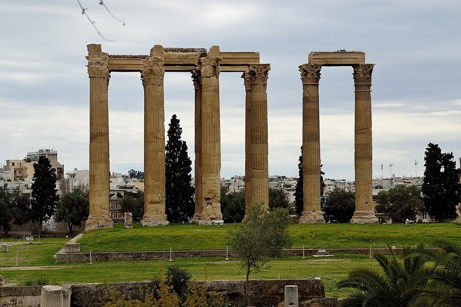 Athens & Sounio Round Trip Private Transfer - Hadrian’s Arch keeps the central route moving