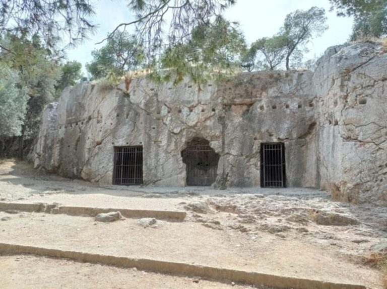 Athens: the Great Greek Philosophers Guided Tour in Spanish - From the Greek Agora to the hill of Pnyx: ideas in public space
