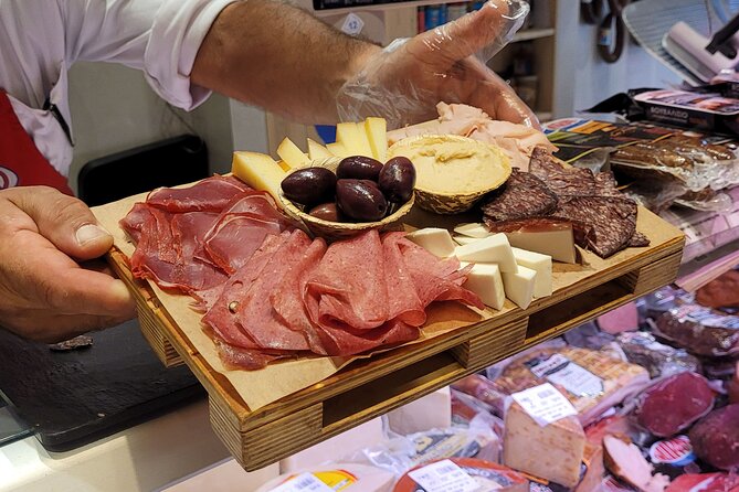 Athens Urban Treasure Hunt w Food Stop - Why this Athens hunt feels different