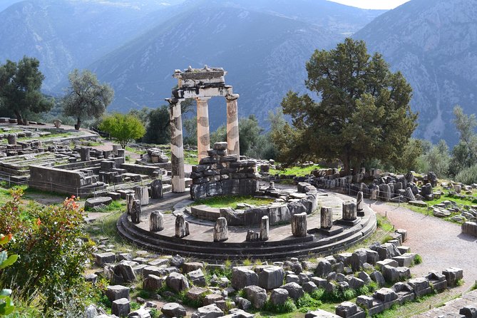 Awe-inspiring 2-days private tour to Delphi and Olympia - Day one: Athens to Delphi through Central Greece