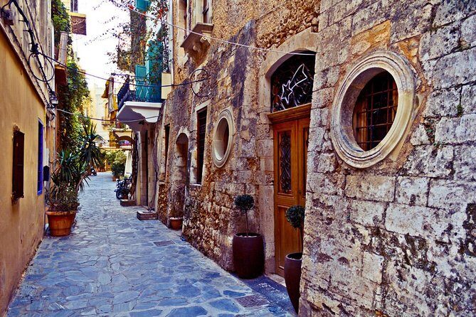 Chania old town, mountains, restaurant Private Tour (group of 6) - Panoramas, War Memory, and a Park View of Chania