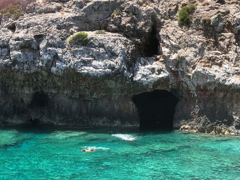 Chania: Private Cruise with Sup Food & Unlimited Drinks - Drinks and Greek meze: what the food is really like at sea
