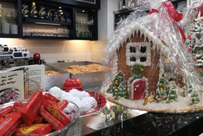 Christmas food and walking tour in Athens - Christmas cookies on Ermou Street