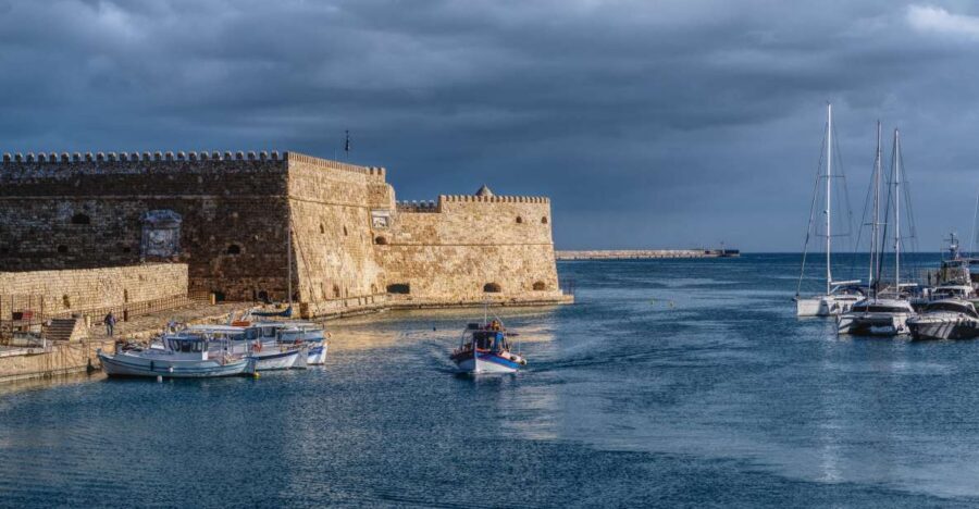 Crete: Heraklion Center, Local Market and Creta Aquarium - Heraklion orientation at Liberty Square and Town Hall