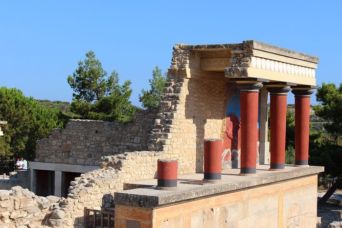 Crete Minoan Discovery Tour with Knossos Palace, Heraklion, and Live Dance Show - Guides, transport, and group size