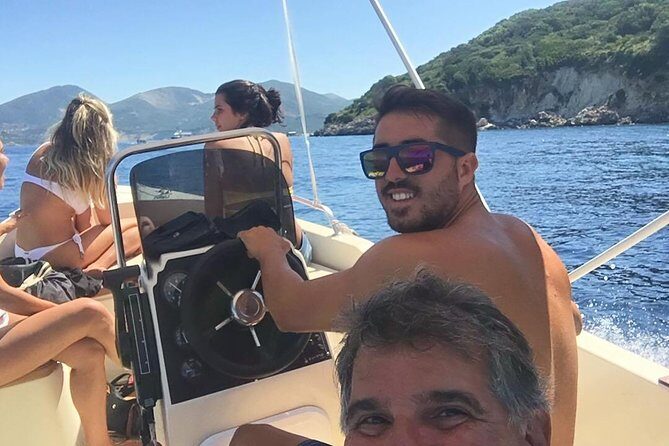 Cruise to turtle's island and caves with a glass bottom boat - Who guides this? Crew style and what it means for your day