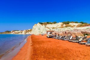 Cruise to White Rocks & Xi Beach with lunch and wine - Stop 2: Rabbit Island (Nisída Vardiánoi / Vardiani) for lighthouse remnants and shipwreck vibes