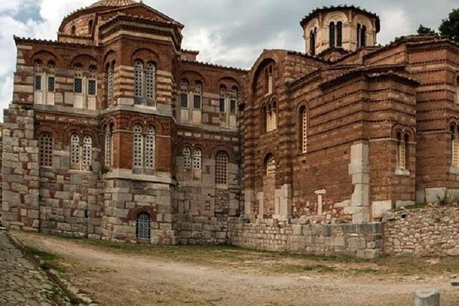 Delphi and Hosios Loukas Monastery Full Day Private Tour - Stop 2: Arachova for 30 minutes at the foot of Mount Parnassus