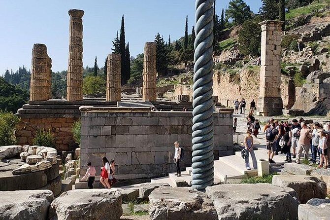 Delphi Full Day Private Trip From Athens With Lunch Overlooking the Sea - The driver vs. the licensed guide: how you get informed at Delphi