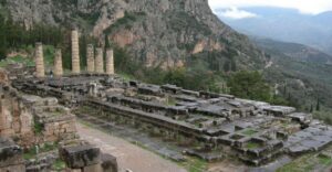 Delphi: Spanish guided one day tour - Delphi Archaeological Site: views, terraces, and the oracle atmosphere