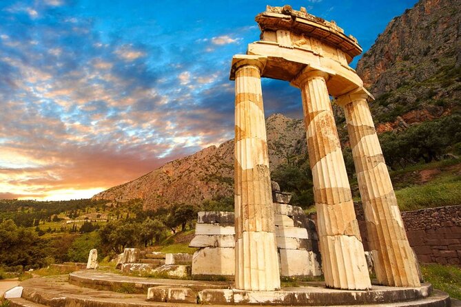 Delphi, Spanish guided one day tour - Walking Through the Temple of Apollo