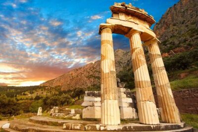 Delphi, Spanish guided one day tour - Walking Through the Temple of Apollo