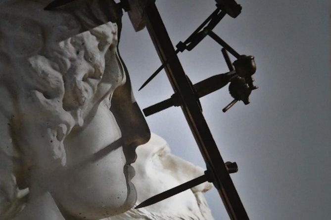 Discover your talent in sculpture, in a country where golden section was born. - Learning the tools by hand