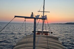 Dreamy Cruise sunset tour with dinner and unlimited wine! - The Boat Experience: Clean, Friendly, and Built for Relaxing