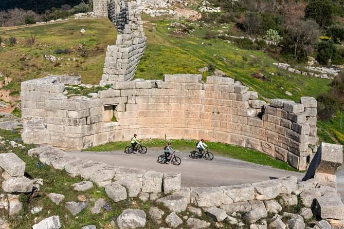 E-Bike Ancient Messini Way - The ancient walls provide the best pause of the day