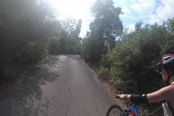 e-MTB Tour - Durrells Farm & Crab Lake [30Km - 18Mi] - Riding toward Durrells Farm