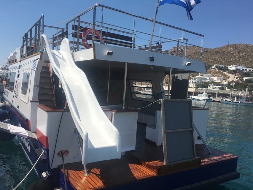 Explore Delos & Rhenia - Lunch, open bar, and onboard energy: the part Martin makes work