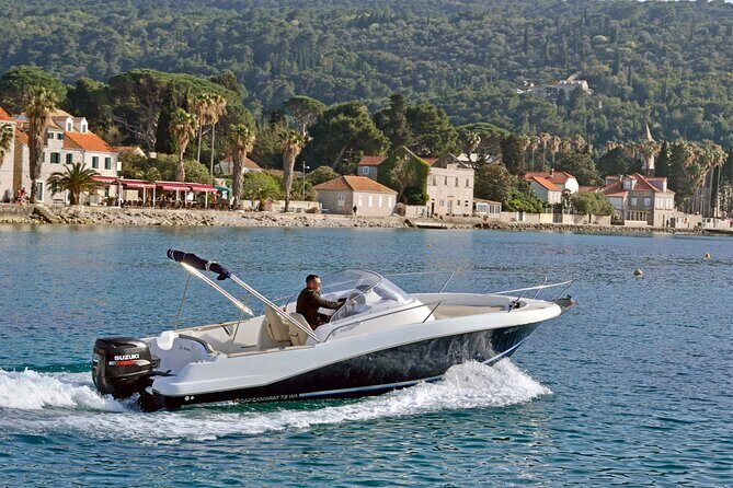 Explore Santorini and its volcanic wonders with Alex Private Boat - How the On-Board Meal Works Without Ruining Your Swim Time
