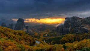 From Athens: 3 Days in Meteora & Delphi with Tours & Hotel - Day 2 in Meteora: minibus monasteries vs an easy hike